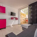 Lovely In With Wifi Апартаменты