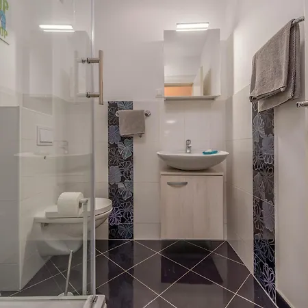 1 Bedroom Lovely In Povljana