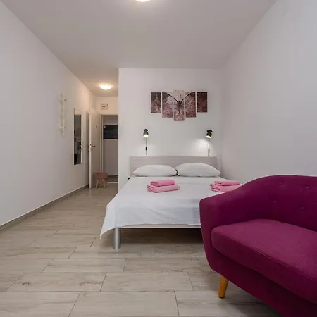 1 Bedroom Lovely In *