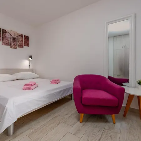 1 Bedroom Lovely In Povljana