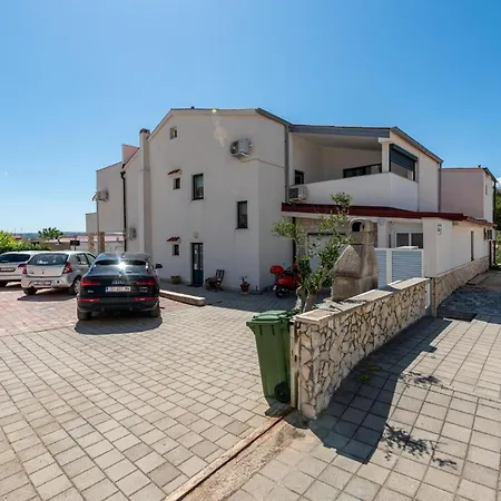 1 Bedroom Lovely In * Povljana